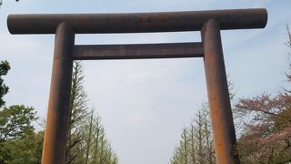 圧倒的な大きさの金属製の鳥居