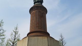 参道の中程にある大きな銅像