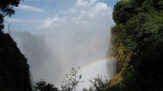 昼のビクトリアの滝観光ならジンバブエ側