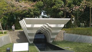 参道横の慈愛の像