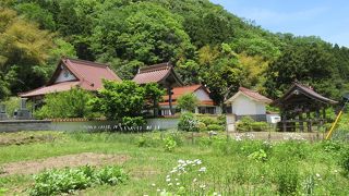 趣ある山門です