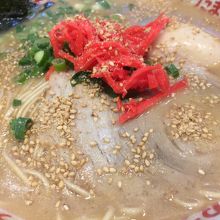 無料のトッピングしこたま入れてスープを楽しむ。