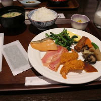 朝食です。奈良の料理もあります。