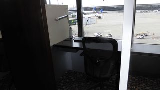 明るいラウンジ