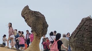 海岸沿いに奇岩が並んでいます。