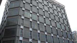 新橋駅汐留口側にあるレトロなビル