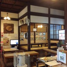 休憩スペースに畳敷もあり、寝てしまえそうなのが良い