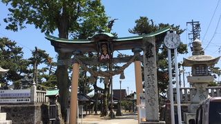 大伴家持が越中の国司として赴任した際、宇佐八幡神を勧請し奈呉八幡宮と称したのが起源とされています。