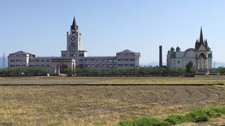 富山県小矢部市には35のメルヘン建築が存在します。こちらは大谷中学校です。