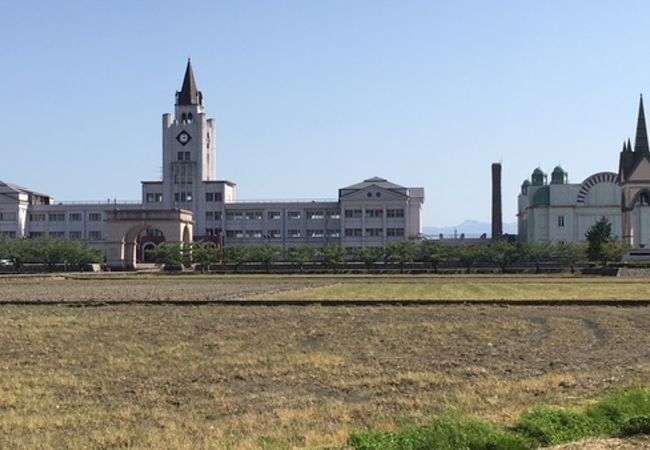 富山県小矢部市には35のメルヘン建築が存在します。こちらは大谷中学校です。