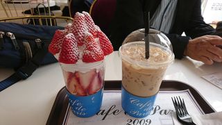 イチゴパフェは高いけど美味しかった