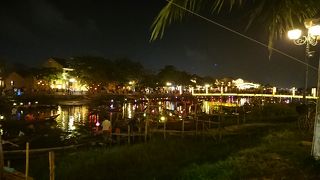 昼夜では雰囲気が違います