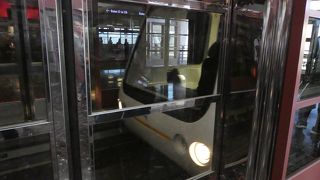 ターミナル間はトラムで移動