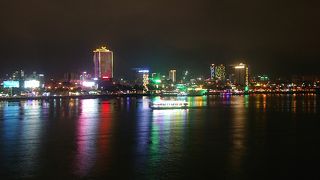 ハン川沿い。夜は橋のライトアップがされています