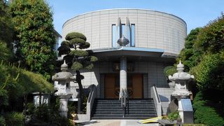 本堂が個性的な造りでした