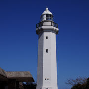 青空に映える白亜の灯台