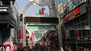 外国人とティーンの買い物通り