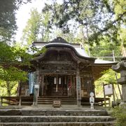 山の中にひっそりと佇む古寺