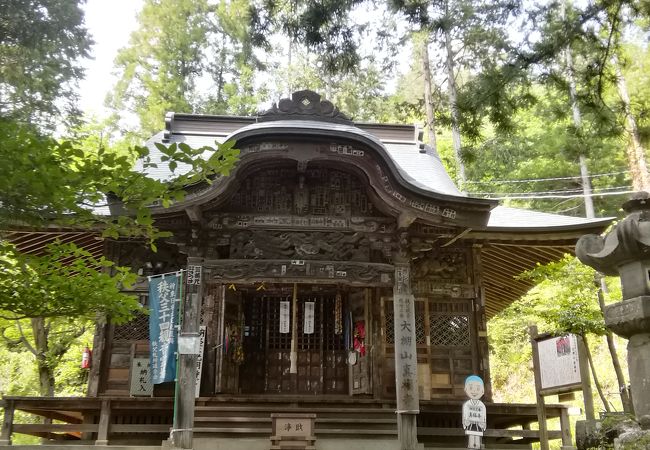 山の中にひっそりと佇む古寺