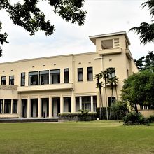 庭園側から見た旧朝香宮邸