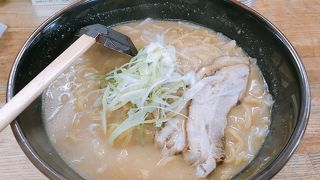 黄色い麺が印象に残る「信玄」