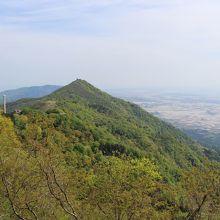 弥彦山塊のもう一つのピークである多宝山、背後は越後平野