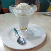 有名なアイスクリームショップ「コッペリア」