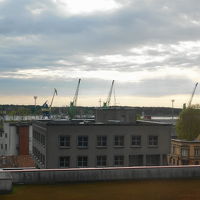 港の向こうに潟湖とその向こうのクルシュー砂州が見える