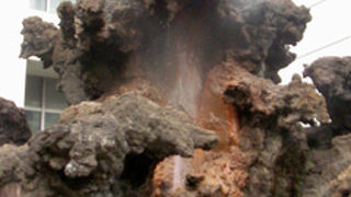 人工の間欠泉が見られます