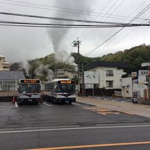 地獄の湯けむりバックに