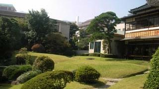 中庭を囲む和洋折衷の部屋