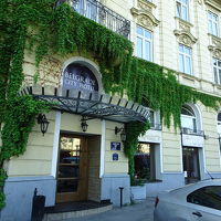 駅前のロータリーを渡ればすぐ