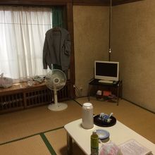 妙に落ち着く13号室。鍵もかかります。