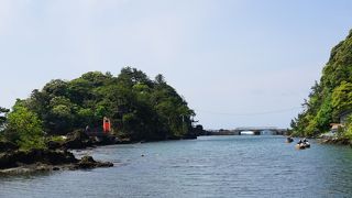 たらい舟、矢島・経島がある佐渡小木海岸