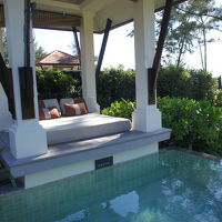 プールサイドのサラが最高