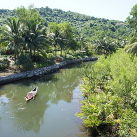 リゾート内の運河を船で移動できます