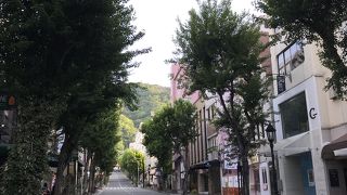 神戸の異国情緒が並ぶ坂