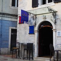 併設しているカフェの入り口です