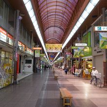 長椅子が設置されている。