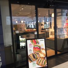 駅前すぐです。