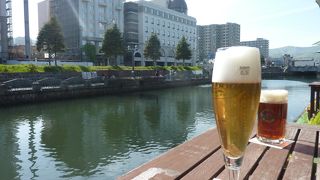 運河沿いで地ビールをいただく