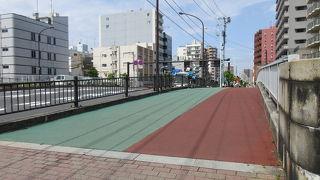 大横川親水公園に架かる橋です