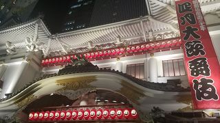 高いビルが並ぶ中に独特の存在感