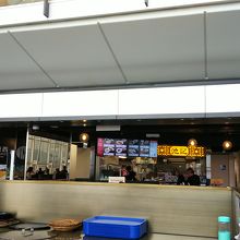 空港内のフードコートで香港グルメを楽しめます