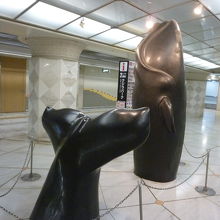 広い場所に、鯨のモニュメントで集合。