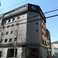 大きな通りから一本入ったところにあります。