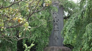 山門が特に有名です