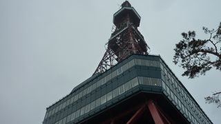 大通りにそびえるテレビ塔