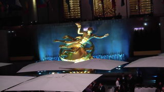 冬のスケートリンクはカフェに。