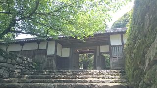 現在は門と僅かな遺構が残るだけ